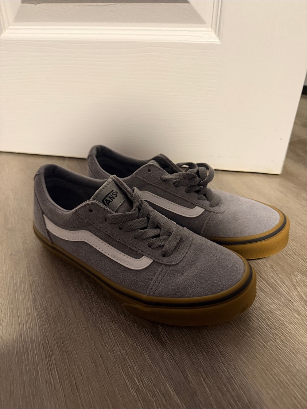 Vans Youth Old Skool Low-Top Sneakers in Gray with Gum Sole